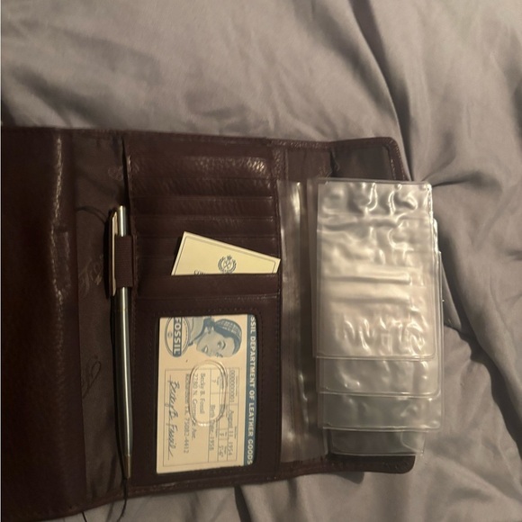 Fossil Brown Leather Wallet with Elegant Wave Design - Picture 5 of 10